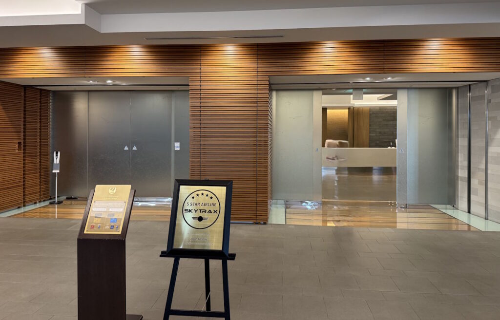 narita_jal_sakuralounge_entrance